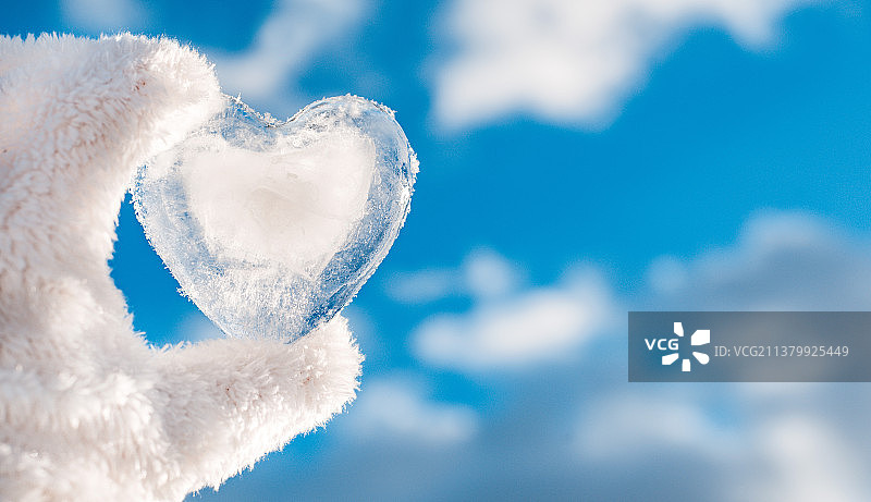 冰冻心形手与冬日蓝天图片素材