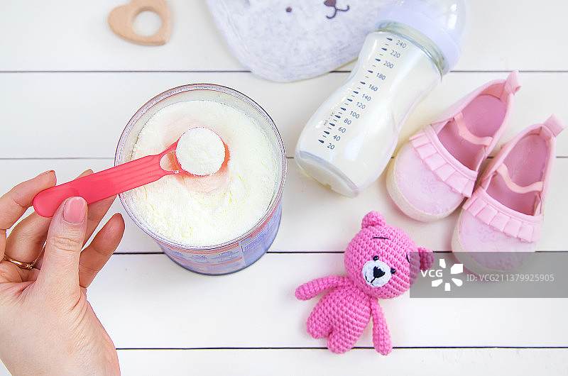 白色背景上的牛奶婴儿奶瓶图片素材