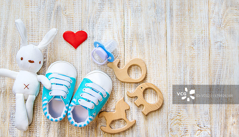 浅色背景下的婴儿服装和配饰特写图片素材