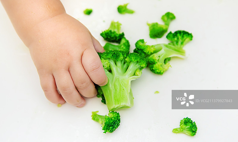 宝宝吃西兰花图片素材