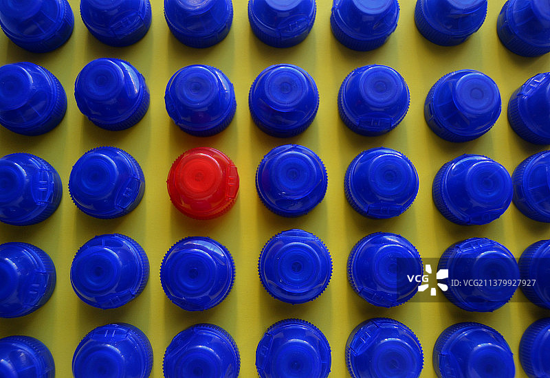 与众不同，塑料瓶的完整画面，西班牙巴达霍斯图片素材