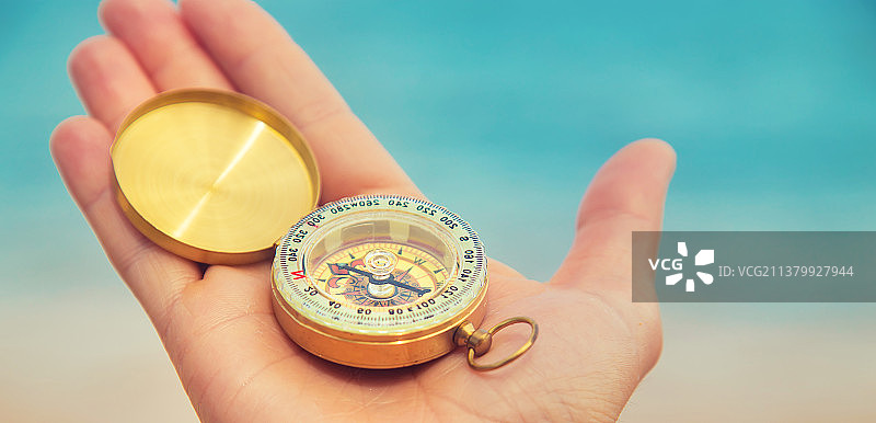 大海与沙滩背景上的指南针图片素材