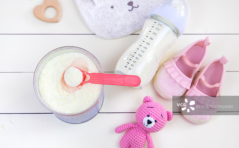 白色背景上的牛奶婴儿奶瓶图片素材