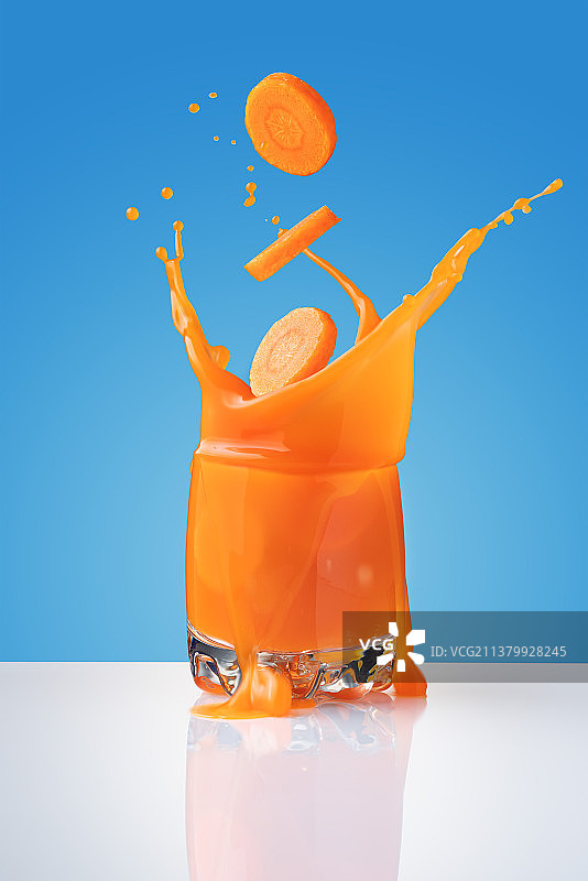 蓝色背景上的一杯胡萝卜汁图片素材