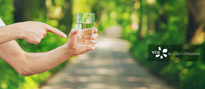 在户外喝水的男人图片素材