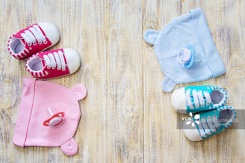 浅色背景下的婴儿服装和配饰特写图片素材