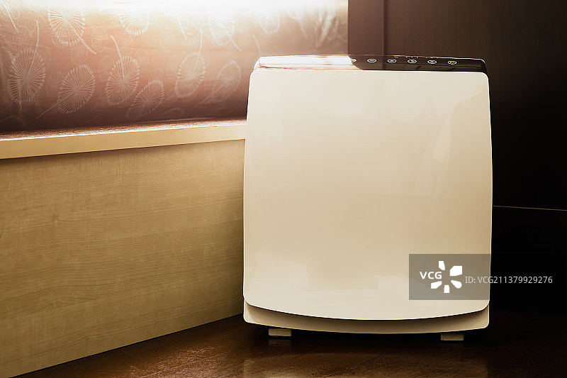 卧室里的空气净化器，清除房屋内的细小灰尘（泰国）图片素材
