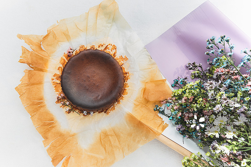 巧克力巴斯克焦糖芝士蛋糕花束俯视图，泰国图片素材
