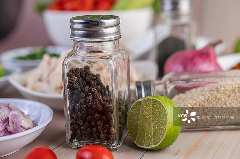 木桌白色盘中切块的白煮鸡肉图片素材