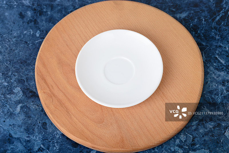 木质砧板上的瓷碟图片素材
