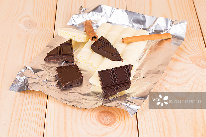 白色和黑巧克力，桌子上巧克力的高角度视图，摩尔多瓦图片素材