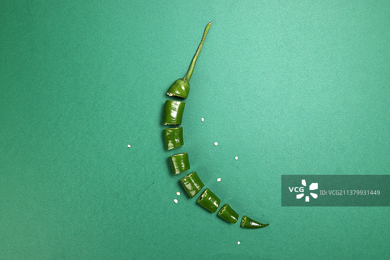 绿色背景上的绿色辣椒图片素材