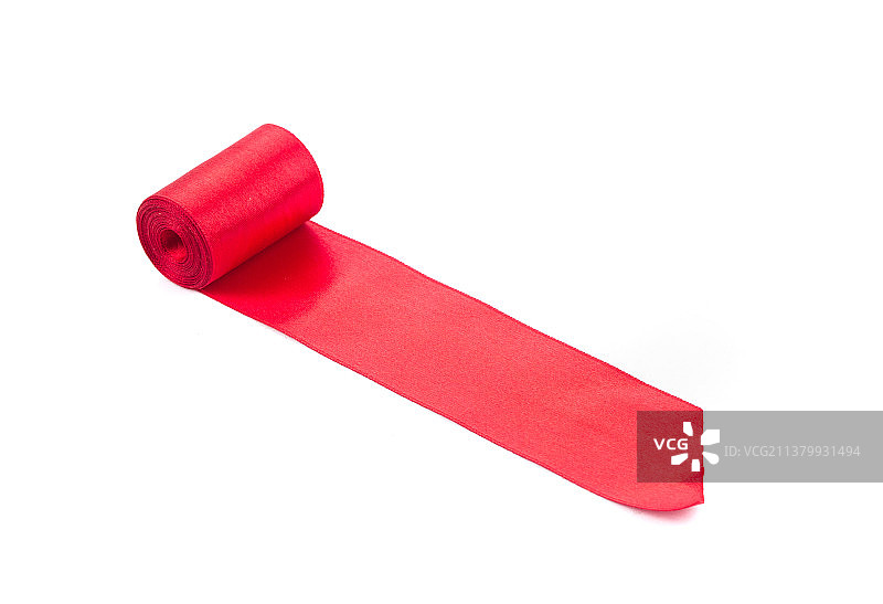 红色丝绸缎带卷，白色背景上的红色缎带特写，摩尔多瓦图片素材