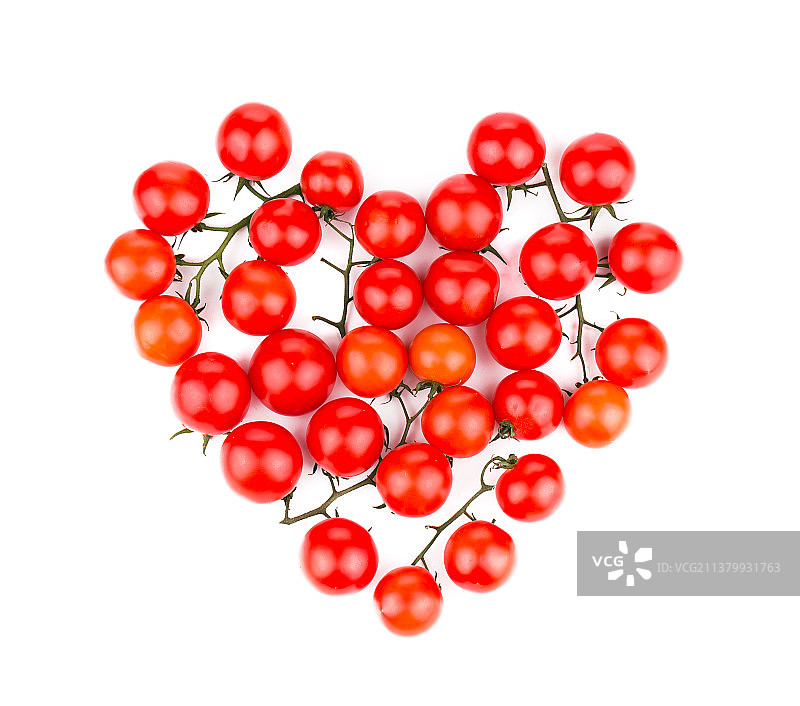 番茄组成的心形，白色背景上的红色樱桃番茄特写图片素材