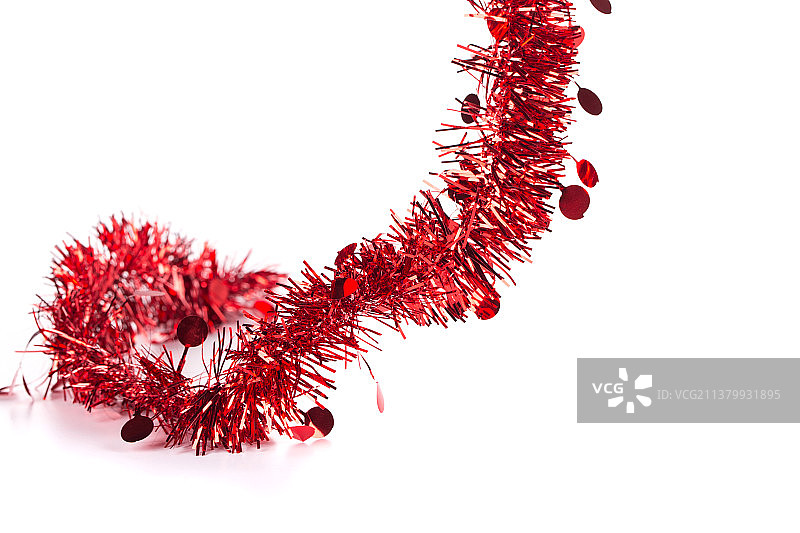 圣诞红色金属丝彩带，白色背景上的红色装饰特写，摩尔多瓦图片素材