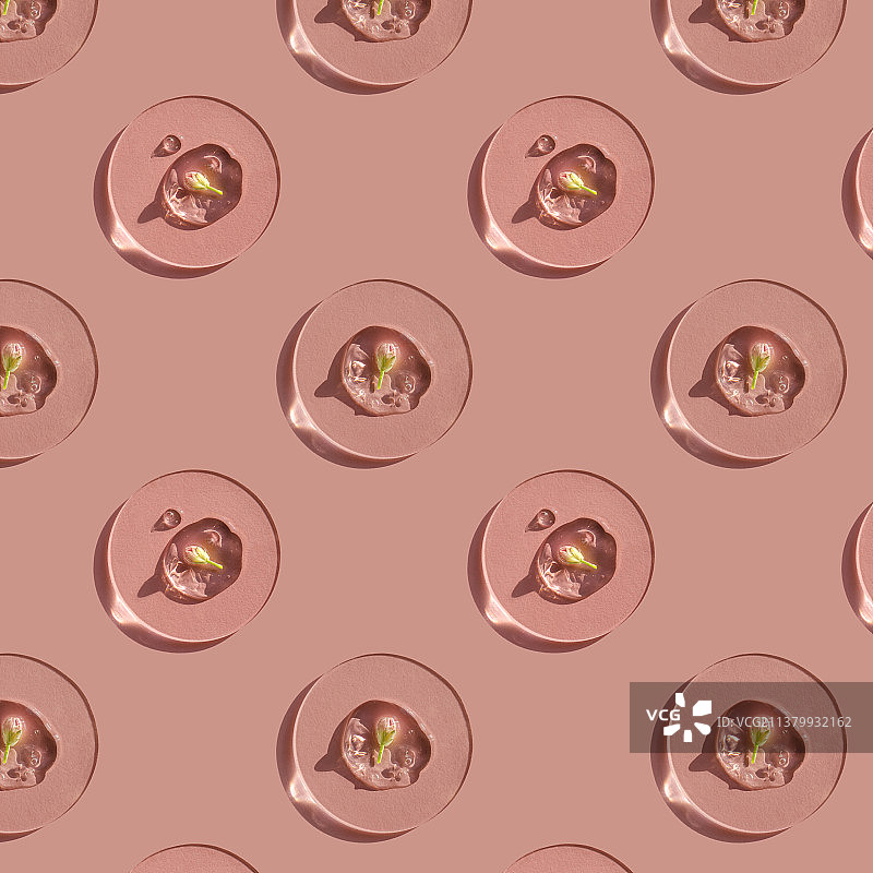 粉色背景上带有花朵的化妆品凝胶滴图片素材