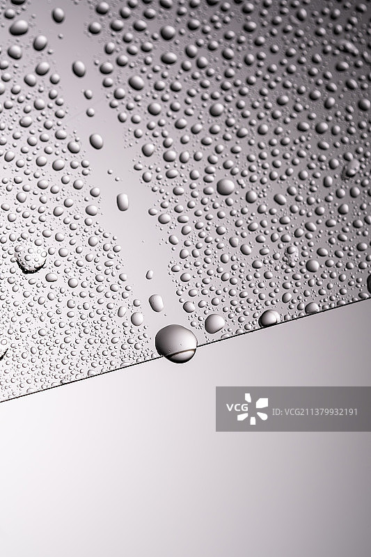 透明灰色背景上的水滴图片素材