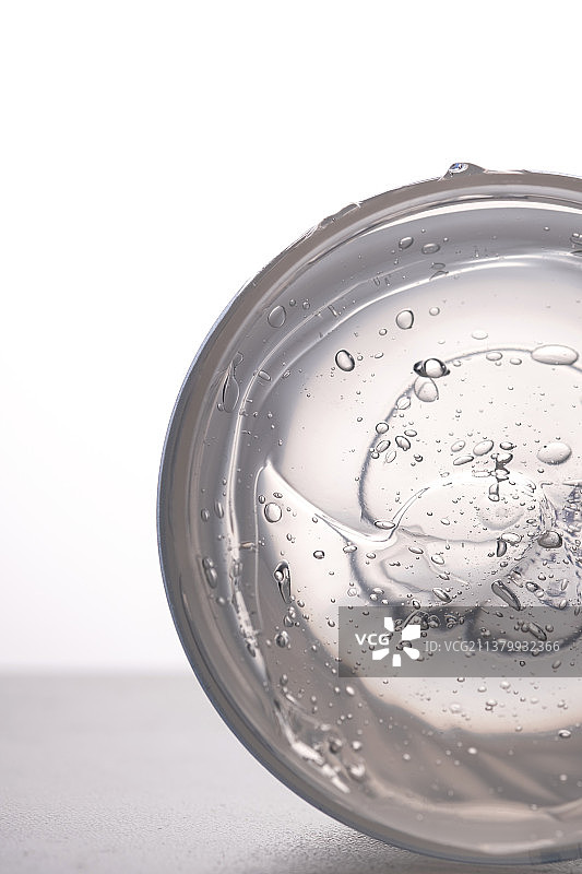 中性背景上的浓稠化妆品凝胶纹理图片素材