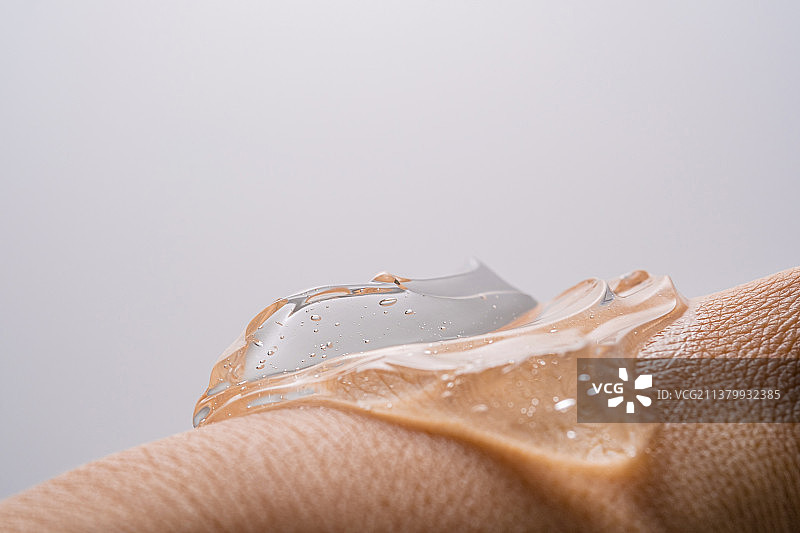皮肤上的浓稠化妆品透明质酸凝胶纹理图片素材