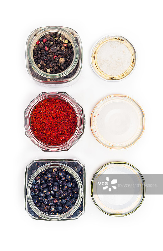 白色背景下容器中各种香料的俯视图图片素材
