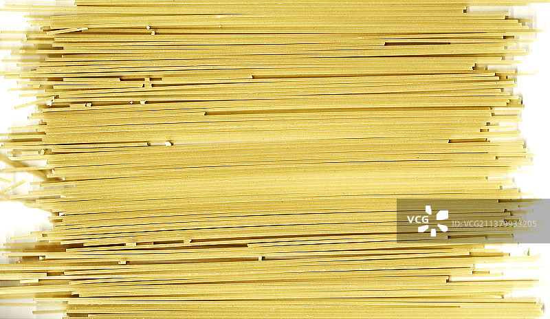 桌子上堆叠的意大利面特写图片素材