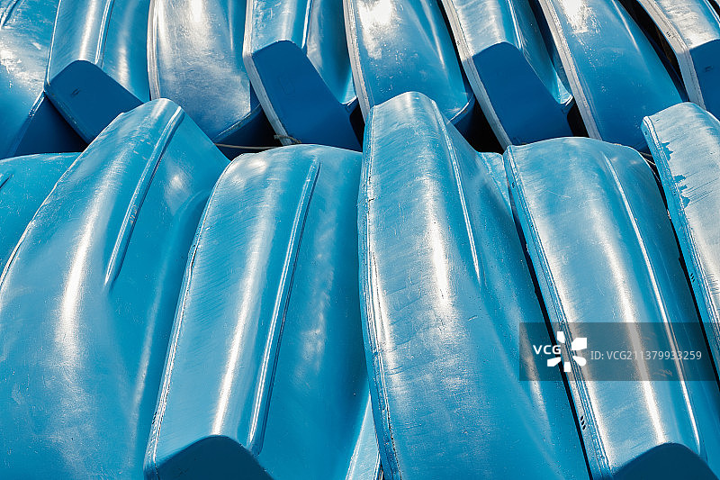 倒置堆叠的蓝色船只的抽象照片图片素材