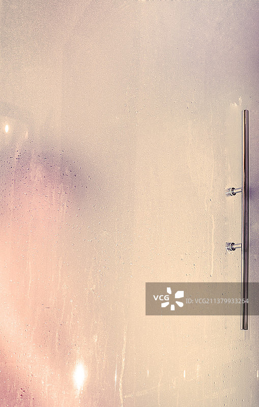 雾气弥漫的淋浴间，背景有人物图片素材