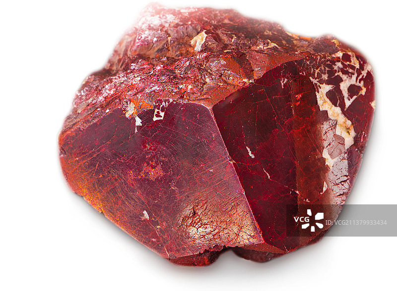 白色背景下的红色宝石特写图片素材