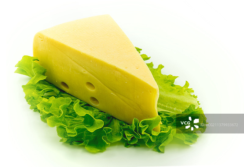 白色背景上的新鲜绿色生菜和奶酪特写图片素材