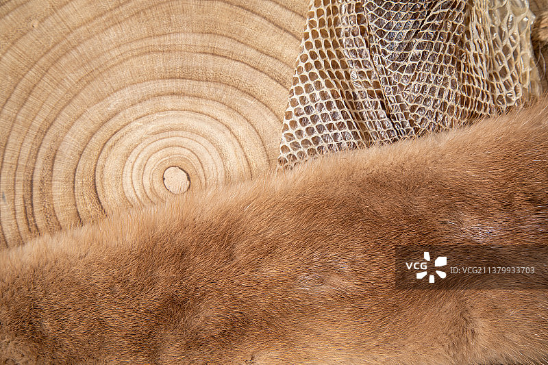 高品质木质背景上的毛皮地毯图片素材