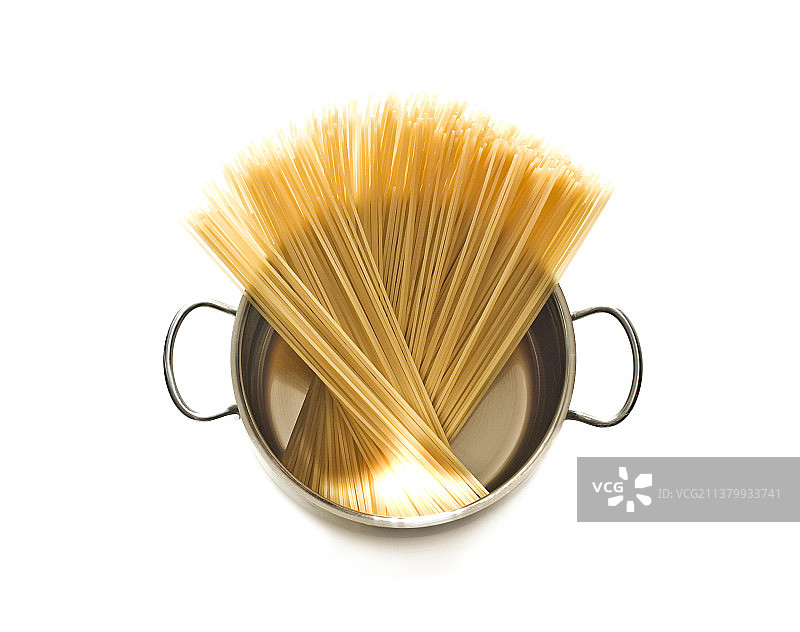 俯视白色背景上的锅和生面食图片素材