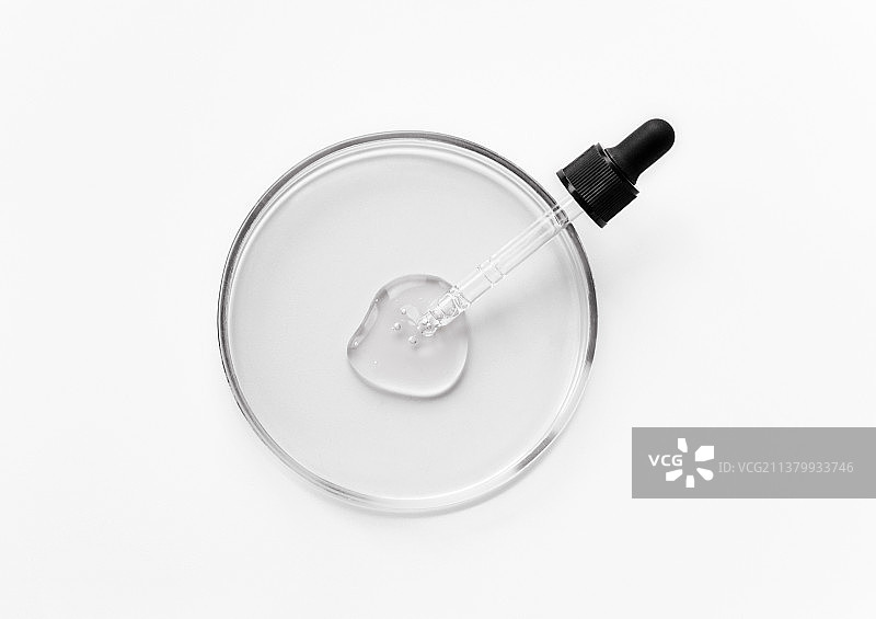 带有吸管和水滴、血清、油的实验室玻璃培养皿图片素材