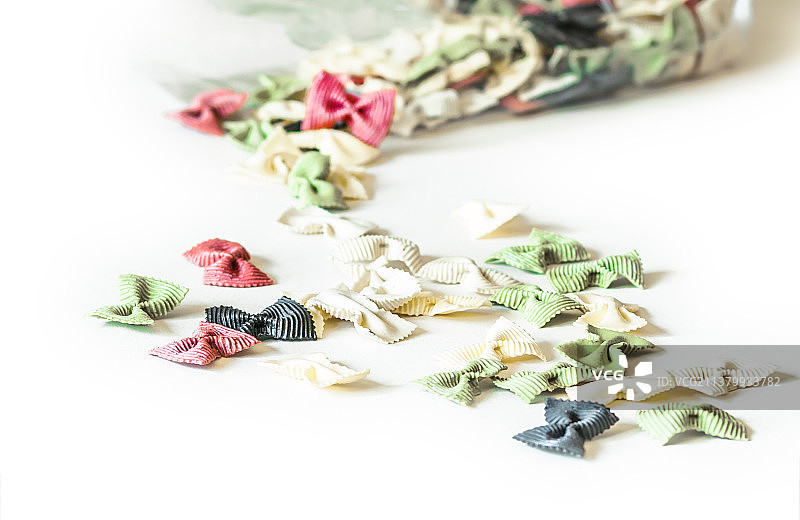 彩色造型意大利面，白色背景上的圣诞装饰特写图片素材