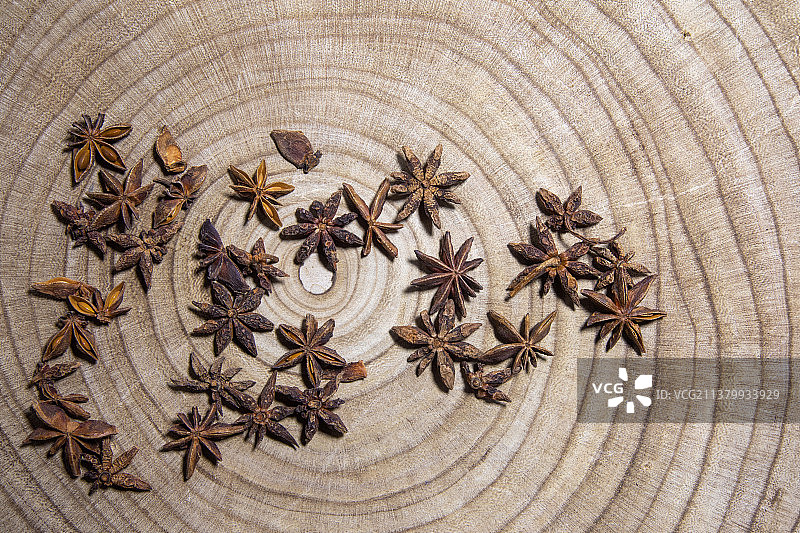 木桌上的干燥八角茴香图片素材
