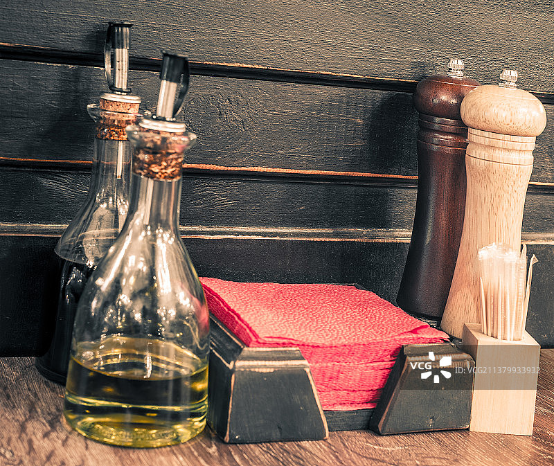 餐厅餐桌服务细节，酒瓶在桌子上的特写图片素材