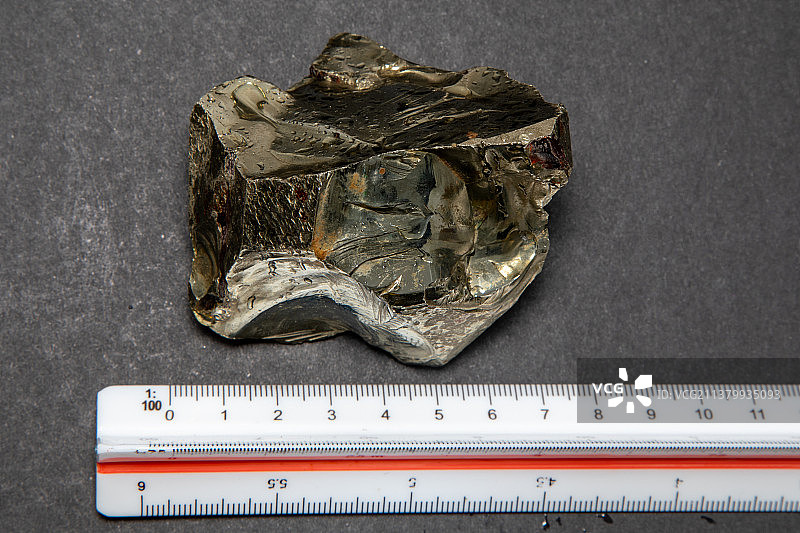 黑色背景上的金块，财富概念图片素材