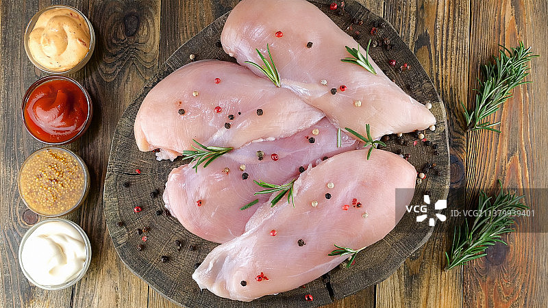 撒有胡椒粒的新鲜生鸡胸肉图片素材