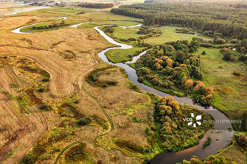 白俄罗斯乌兹达地区乡村蜿蜒河流的航拍图片素材