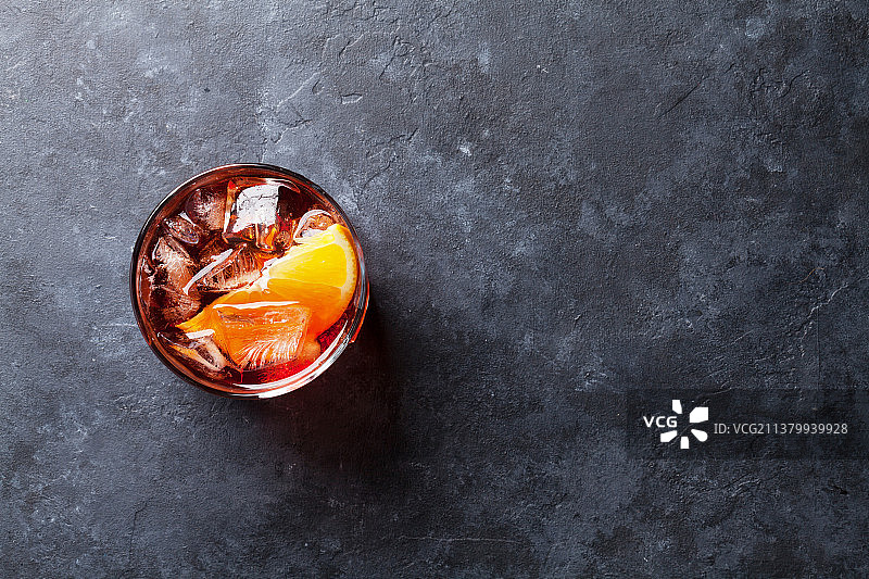 内格罗尼鸡尾酒，桌上玻璃杯饮品的俯视照片图片素材