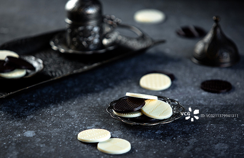 黑色桌子上的圆形巧克力豆的侧面视角图片素材