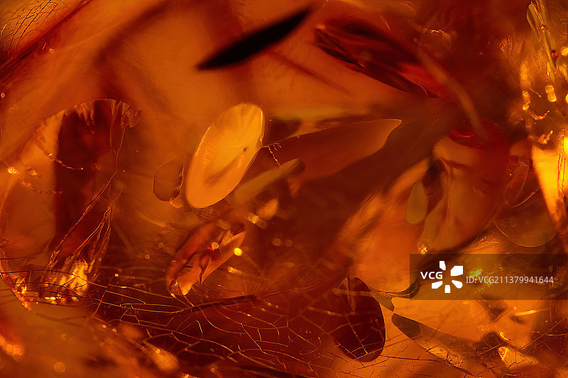 天然半透明琥珀特写图片素材