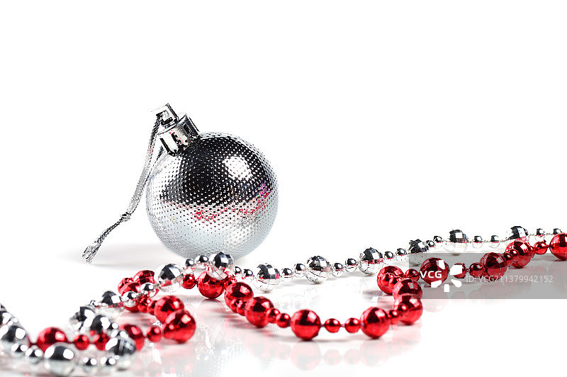 白色背景上的圣诞球装饰品图片素材