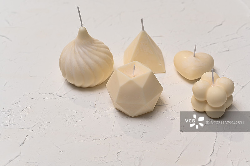 不同形状的手工蜡烛，桌上食物特写图片素材