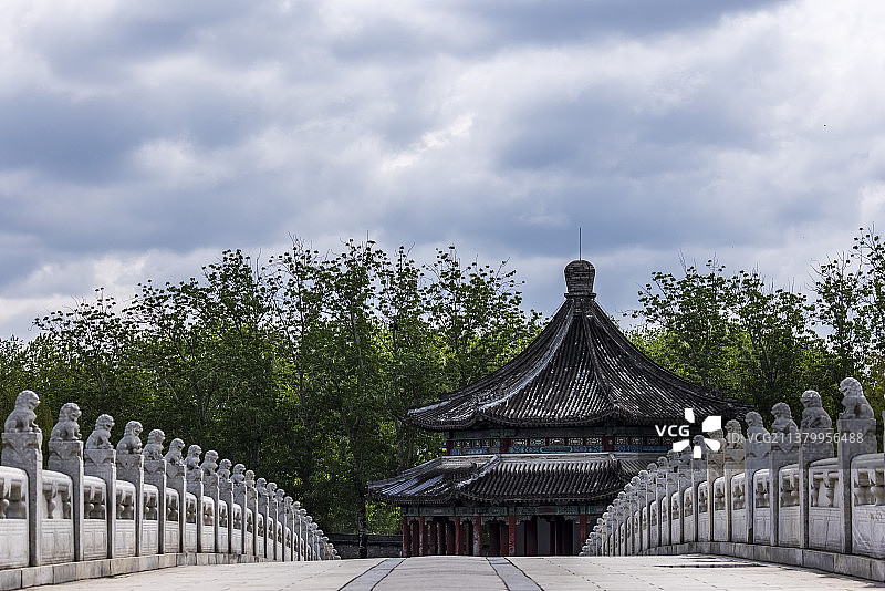 春雨后风景如画的颐和园昆明湖图片素材