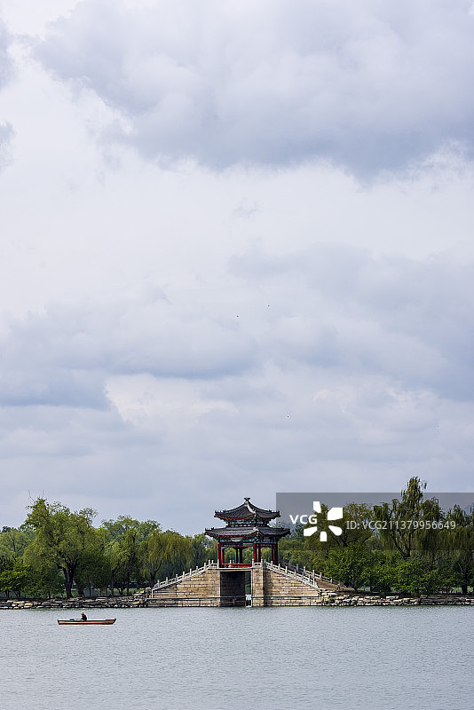 雨后一叶扁舟湖上游图片素材