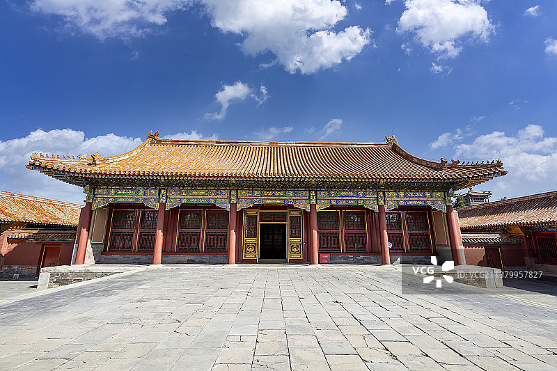 蓝天白云下的北京故宫寿康宫后殿：寝殿图片素材