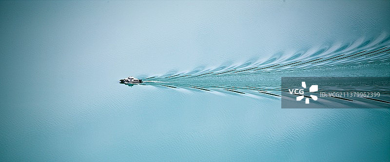 裁剪碧波图片素材