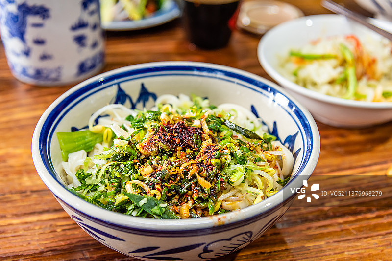 中国西安小吃油泼面图片素材