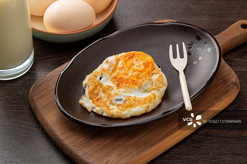 盘子里的双面煎蛋图片素材