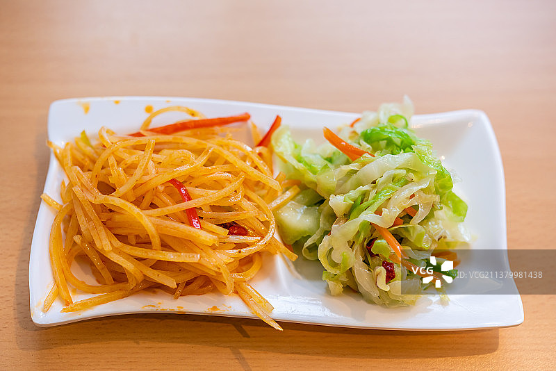 一盘凉菜麻辣土豆丝和凉拌甘蓝丝图片素材